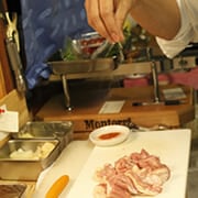 鶏もも肉は食べやすい大きさにカットし、塩・胡椒、パプリカパウダーを振り、強力粉をまぶす