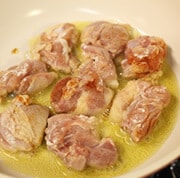 1の鶏肉を2のフライパンに入れて加熱する