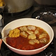 中弱火にし、トマト水煮、バジル、ローリエ、オレガノ、鷹の爪、ソフリット(スプーン2〜3杯分)、水を加え、軽く混ぜる
