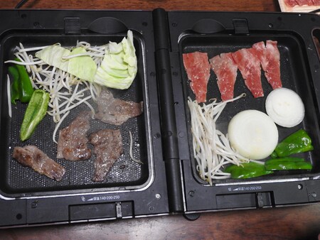 焼肉を両面で焼いている画像