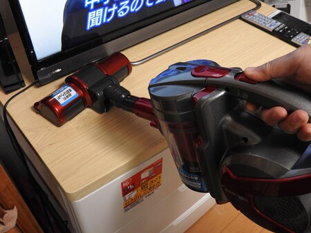 棚の上を掃除している画像