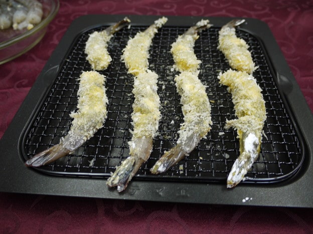 専用のフライ用網とフライ用受け皿にのせてと。