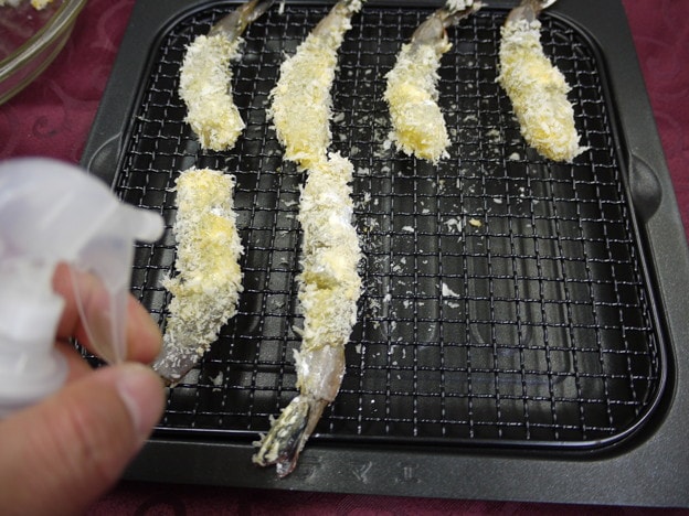 付属のオイルスプレーで油を吹きかけ8分加熱!!