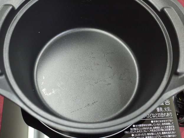 鍋は極厚鍋といわれる鍋で厚みがあり重厚感があります。