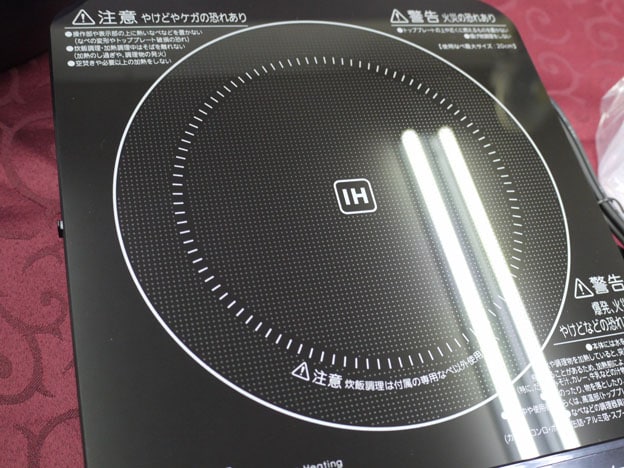 ガラストップはとてもきれいでキラキラと輝いていて、高級感があります。