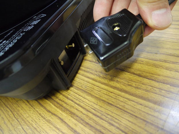 電源コードは万が一何かで引っかけてしまっても、外れるようになっているマグネット式です。