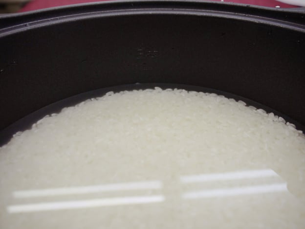 鍋の中の3合のラインまでお水を入れます。