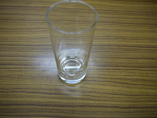 ガラスコップがあります。これを除湿機の冷却装置と思ってください。