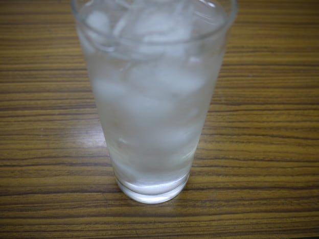 コップに氷水を入れるとグラスの周りが結露して水が出てきますね。