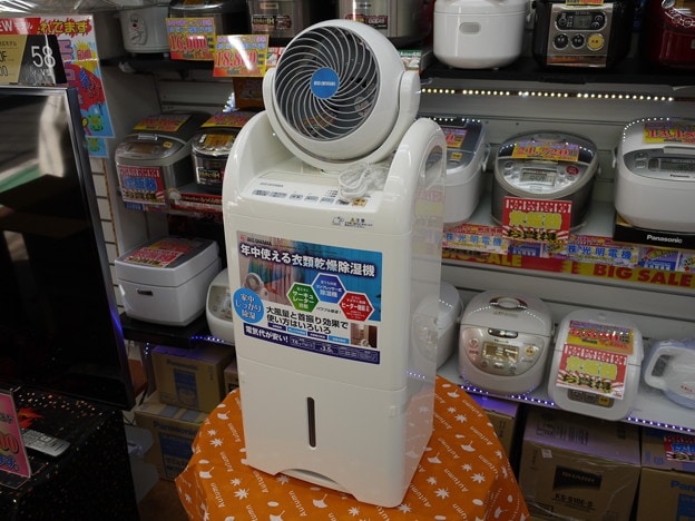 うーん、今までの概念ですととても除湿機には見えない・・