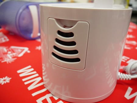 吸気口ですので、ホコリが詰まり易いです、掃除機などで週に一度くらいは点検してください。