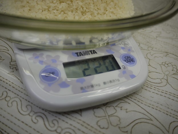 デジタルスケールで慎重に計ります。(220gです)