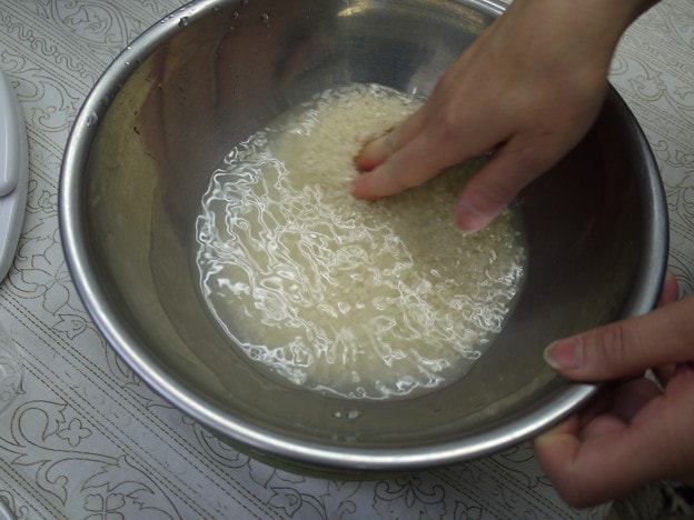 そしてお米を研いで水を足します。