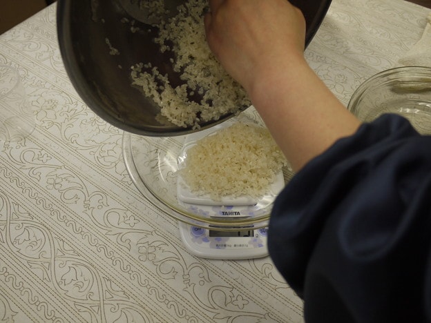 そしてお米を研いで水を足します。