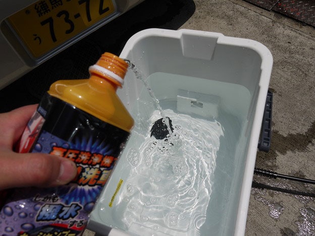 アイリスオーヤマ高圧洗浄機用撥水剤入りカーシャンプー FHK-1を規定量投入。