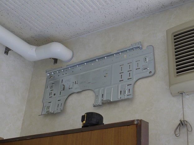 背板は水準器を使用し、左右ぴったりと水平に取り付けします。