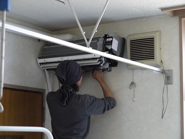 あとは位置の調整と排水ドレン管、電線などの接続で室内機側はこれでほぼ終わりになります。