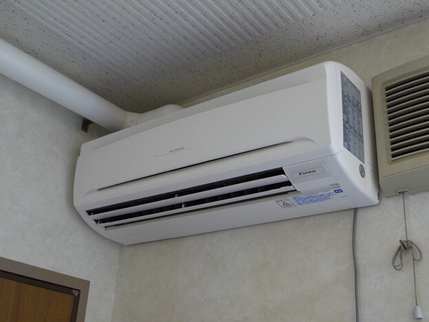 あとは位置の調整と排水ドレン管、電線などの接続で室内機側はこれでほぼ終わりになります。