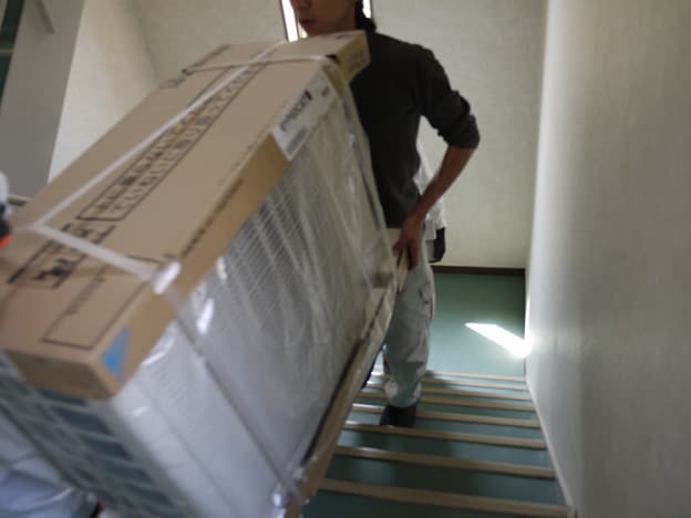 室外機を屋上へ搬入中です。
