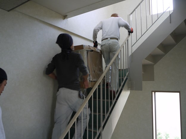 室外機を屋上へ搬入中です。