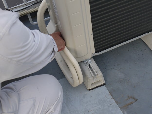 電線やアース線なども同様にしかるべき箇所にしっかりと接続いたします。