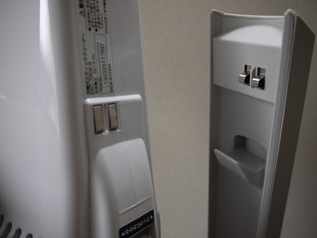 この端子は充電用です。掛けておけば充電されます。