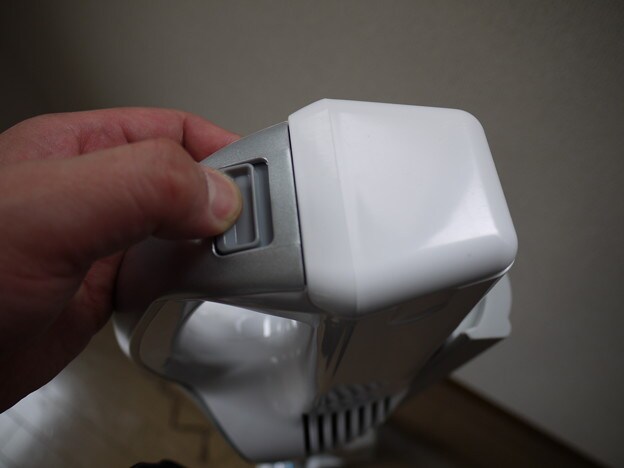 本体の充電電池はこのように収納されていまして