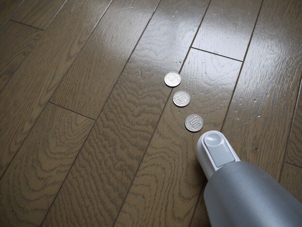 100円硬貨を1枚ずつ吸い込んでみます