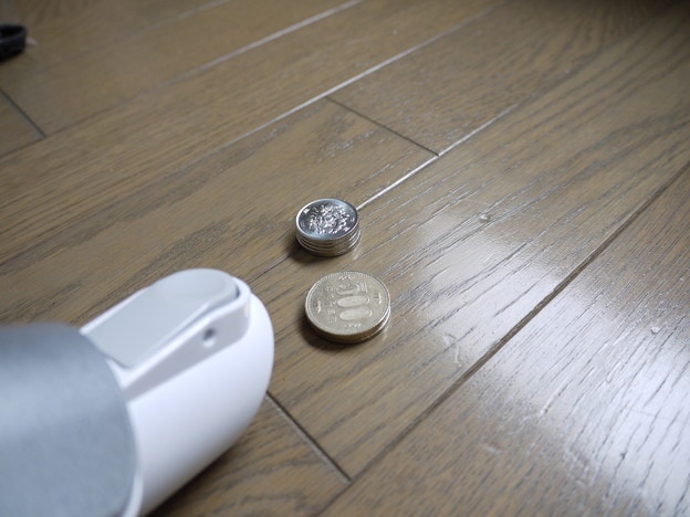 硬貨を重ねてみましょう。