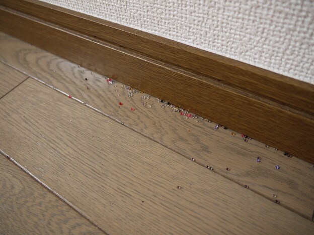 隅っこにビーズを撒いてみます。