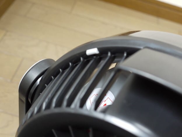 中側の枠は4か所の爪を押せば簡単に外れます。