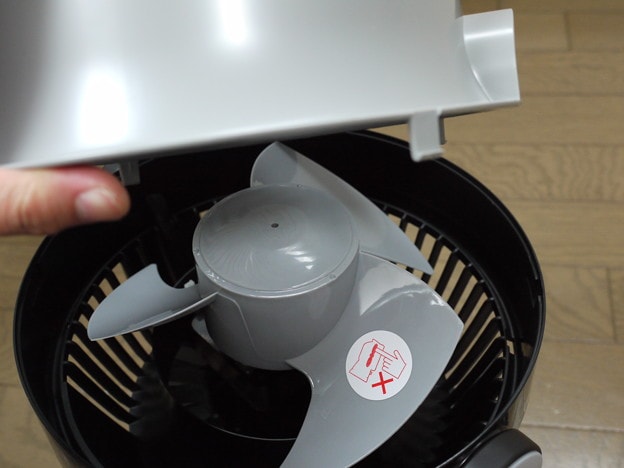 中側の枠は4か所の爪を押せば簡単に外れます。