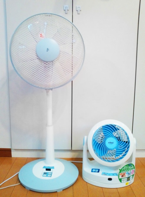 届いたサーキュレーターを取り出して扇風機の横に並べます。