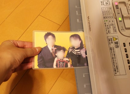 (1) フィルムに原稿をはさむ