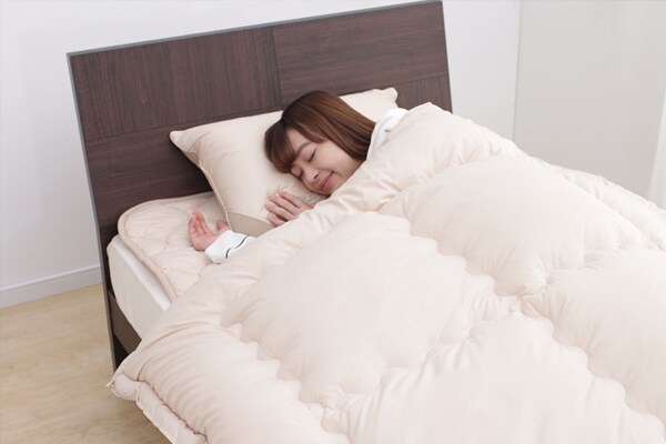 寝ている女性の画像