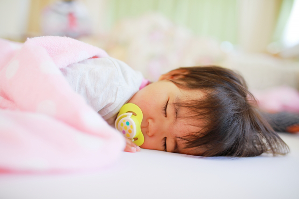 赤ちゃんにも安心!布団に潜むダニを退治する方法
