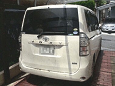 子供が車の後ろで泥遊びをしたり、泥だらけのところを走ったので汚ったない!!