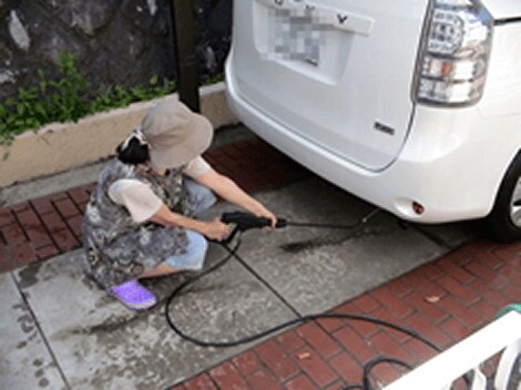 さらにアンダーボディランスで車の下も洗います。