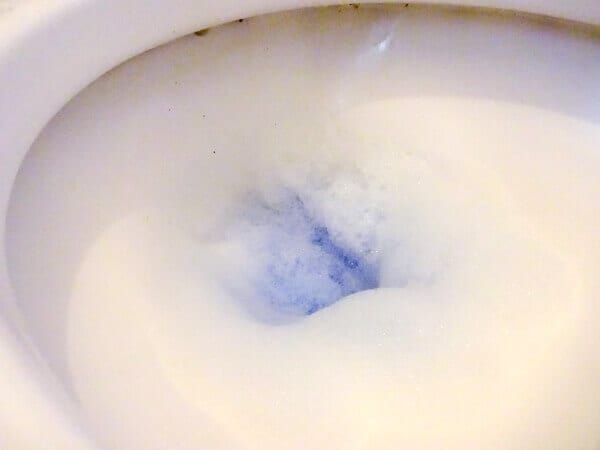 掃除が完了すると泡の色が変わるところ
