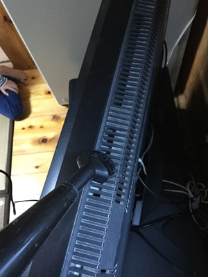 テレビ上部にある溝を掃除