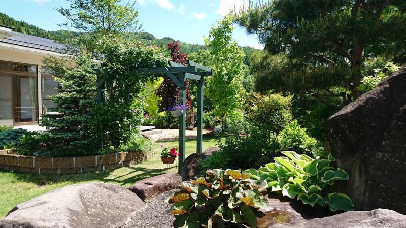 山々に見守られ 巡る季節を楽しむ庭 162 Kayochaさん アイリスプラザ メディア