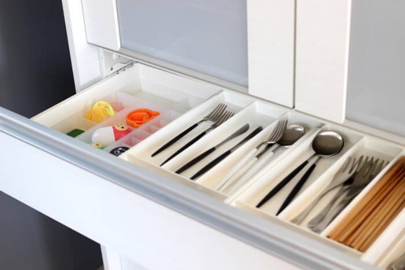 食器収納アイデア 食器棚はいらない？シンク下やかごにすっきりしまうコツ アイリスプラザ_メディア