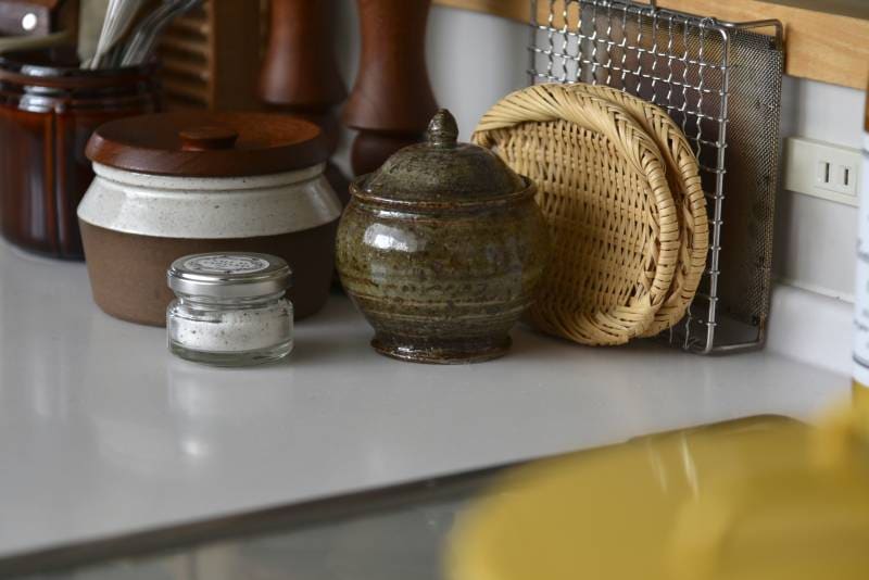 インテリアにもなる小瓶を使ったキッチン収納 めがねとかもめと北欧暮らしの収納術 アイリスプラザ メディア
